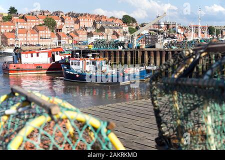 Whitby porto, pentole aragoste e barche da pesca. Foto Stock