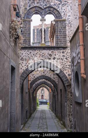 Chiesa di San Nicola torre visto da Via Degli Archi via storica a Randazzo città e comune nella città metropolitana di Catania, in Sicilia in Italia Foto Stock