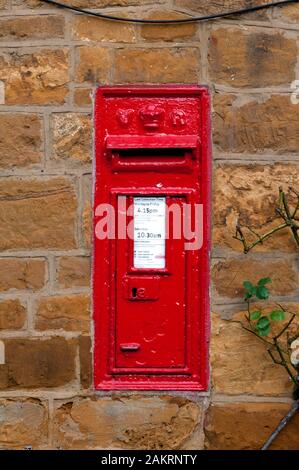 Un Victorian montato a parete postbox, Brockhall, Northamptonshire, England, Regno Unito Foto Stock