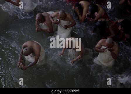 Kathmandu, Nepal. Decimo gen, 2020. Devoti indù prendere un santo tuffo nel fiume Salinadi durante Madhav Narayan festival in Sankhu, a nord-est di Kathmandu, Nepal, Venerdì, 10 gennaio 2020. Durante questo festival, devoti recitare sacre scritture dedicato alla dea Indù Swasthani e Signore Shiva. Credito: Dipen Shrestha che ZUMA/filo/Alamy Live News Foto Stock