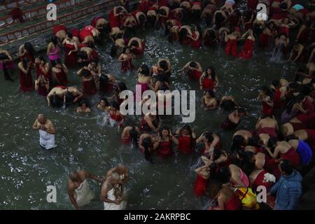 Kathmandu, Nepal. Decimo gen, 2020. Devoti indù prendere un santo tuffo nel fiume Salinadi durante Madhav Narayan festival in Sankhu, a nord-est di Kathmandu, Nepal, Venerdì, 10 gennaio 2020. Durante questo festival, devoti recitare sacre scritture dedicato alla dea Indù Swasthani e Signore Shiva. Credito: Dipen Shrestha che ZUMA/filo/Alamy Live News Foto Stock