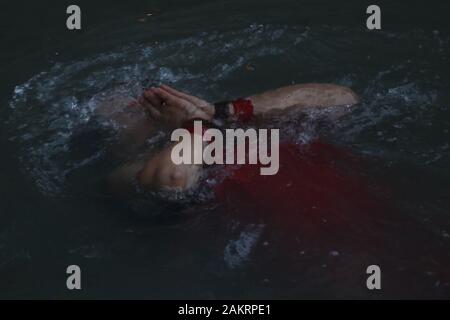 Kathmandu, Nepal. Decimo gen, 2020. Un Nepalese donne Indù prende un santo tuffo nel fiume Salinadi durante Madhav Narayan festival in Sankhu, a nord-est di Kathmandu, Nepal, Venerdì, 10 gennaio 2020. Durante questo festival, celibi donna pregare per un buon marito mentre quelli sposati pregare per la longevità dei loro mariti osservando un mese-lungo digiuno. Credito: Dipen Shrestha che ZUMA/filo/Alamy Live News Foto Stock