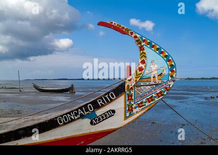 Le barche da pesca tradizionali chiamate Moliceiros caratteristico dalle loro alte zampe e dipinte in colori vivaci a Torreira, Aveiro, Portogallo Foto Stock