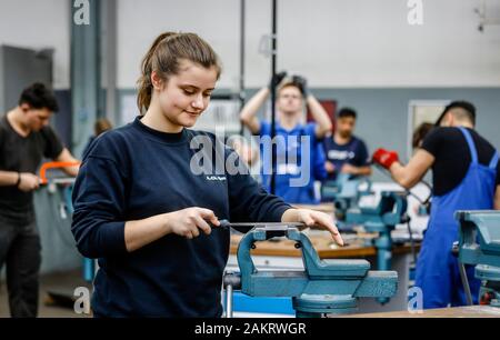 Remscheid, Renania Settentrionale-Vestfalia, Germania - apprendisti nelle professioni del metallo qui al centro di formazione di base, di formazione professionale del Remscheid Foto Stock