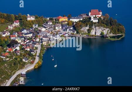 Autunno pacifica Alpi montagna lago Traunsee e Traunkirchen vista città da Kleiner Sonnstein rock summit, Ebensee, Austria superiore. Foto Stock