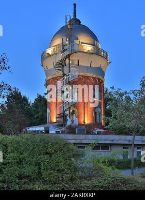 Muelheim - Vista ad una ex Torre Dell'Acqua, in cui è stata installata la più grande cabina di Camera Obscura del mondo, Westfalia del Nord Reno, Germania, Foto Stock