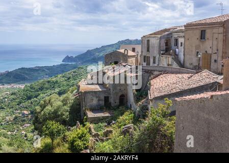 Vecchi edifici di San Giovani del Distretto di Savoca borgo famoso per i luoghi delle riprese di The Godfather film su isola di Sicilia in Italia Foto Stock