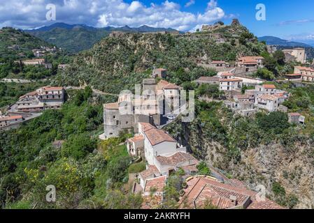 Savoca villaggio sull'isola di Sicilia in Italia - vista con le rovine del castello di Pentefur su di una collina e Chiesa Madre di Savoca la chiesa in primo piano Foto Stock