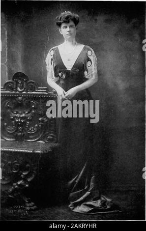 Reminiscenze personali di James AScrymser, in tempo di pace e in tempo di guerra . mi ha permesso di pubblicare qui herpicture, su cui lei ha scritto per il sig. James A. Scrymser con sinceregratitude per trasformarsi in marblea Croce Rossa castello nell'aria. Miss Boardman ha chiesto la mia fotografia di ritorno e thisI inviata a lei, con la seguente iscrizione ri BuildingIn memoria delle Donne Eroiche della civile peril Warand la Croce Rossa Americana Mia cara Miss Boardman: Nel 1913 è stata attivata la sconfitta in vittoria e ha vinto il premio ad-miration e la stima del vostro caro nemici. Accettare la mia congratu-Relazioni e controparte. James Foto Stock