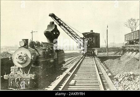 La stazione ferroviaria e la locomotiva Engineering . ew York, novembre 1916. No. 11 motrice di gru per uso ferroviario vari tipi di lavoro eseguito-gru può muoversi e posto auto-più grandi e più potenti macchine attualmente in uso l'uso di locomotiva di gru per ferrovia- essere detto di una certezza dove pesanti e confinata al raggio del braccio della gru. modo operando come pure la costruzione altrimenti lento e continuo lavoro ha per tutta la macchina è in grado non solo di lavorare è stata ed è una fase di trans- essere fatto. La propulsione stessa lungo la via, ma è portation industria che ha reso molto uno dei Foto Stock