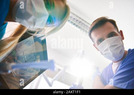 Basso angolo vista di due dentisti di dentista's clinic Foto Stock