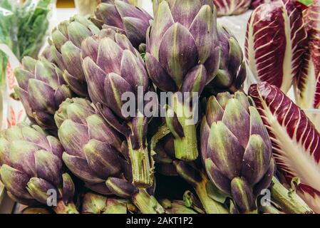 Mazzo di carciofi sul Mercato delle Erbe mercato alimentare a Bologna, la capitale e la città più grande della regione Emilia Romagna in Italia settentrionale Foto Stock