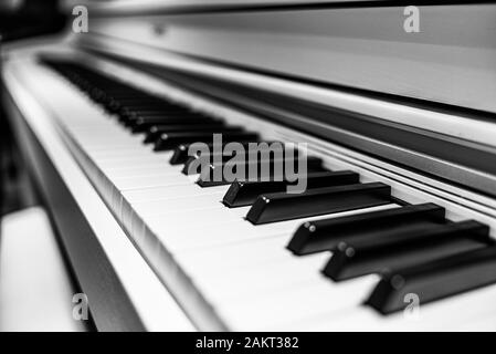 strumenti musicali monocromatici in bianco e nero con tasti per pianoforte prospettico Foto Stock