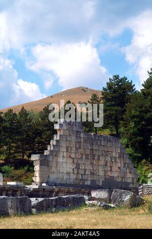 Pietrabbondante, Molise/Italia -08/14/2012- i resti archeologici con i Sanniti Tempio e Teatro. Foto Stock