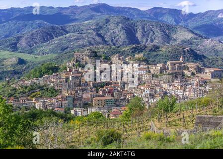 Panorama di Castiglione di Sicilia nella città metropolitana di Catania in Sicilia, Italia meridionale Foto Stock