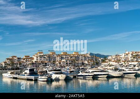 23th Dicembre 2019 - Puerto Banus, Spagna. Barche di lusso nel porto turistico di Puerto Banus, popolare destinazione di viaggio Foto Stock