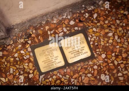 Bologna, Italia. Il 10 gennaio, 2020. L'artista tedesco Gunter Demnig ponendo alcune stolpersteinen ostacoli in alcuni punti della città per ricordare le vittime ebree del nazismo olocausto su gennaio 10, 2020 a Bologna, Italia. Credito: Massimiliano Donati/Alamy Live News Foto Stock