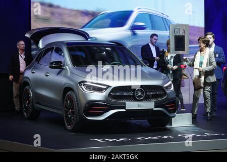 Bruxelles, Belgio. Il 9 gennaio, 2020. Le persone sperimentano una Mercedes-Benz GLA presso il novantottesimo Bruxelles Motor Show di Bruxelles, Belgio, Gen 9, 2020. Il novantottesimo Bruxelles Motor Show sarà aperta al pubblico dal 10 gennaio al 19. Credito: Zheng Huansong/Xinhua/Alamy Live News Foto Stock