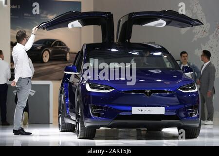 Bruxelles, Belgio. Il 9 gennaio, 2020. Un membro del personale che tocca il Falcon-ala porta di una Tesla Model X auto elettrica presso il novantottesimo Bruxelles Motor Show di Bruxelles, Belgio, Gen 9, 2020. Il novantottesimo Bruxelles Motor Show sarà aperta al pubblico dal 10 gennaio al 19. Credito: Zheng Huansong/Xinhua/Alamy Live News Foto Stock