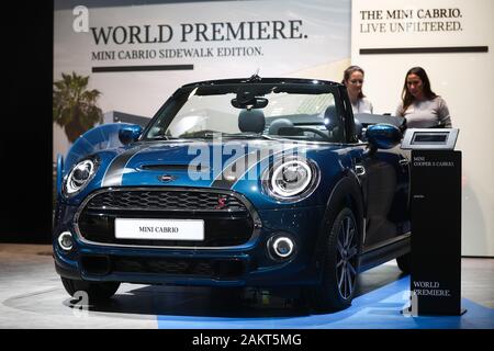 Bruxelles, Belgio. Il 9 gennaio, 2020. Una Mini Cabrio Sidewalk Edition auto è visto durante la sua prima mondiale al novantottesimo Bruxelles Motor Show di Bruxelles, Belgio, Gen 9, 2020. Il novantottesimo Bruxelles Motor Show sarà aperta al pubblico dal 10 gennaio al 19. Credito: Zheng Huansong/Xinhua/Alamy Live News Foto Stock