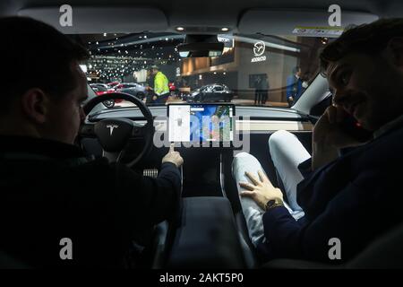 Bruxelles, Belgio. Il 9 gennaio, 2020. Le persone sperimentano un modello di Tesla 3 auto elettrica presso il novantottesimo Bruxelles Motor Show di Bruxelles, Belgio, Gen 9, 2020. Il novantottesimo Bruxelles Motor Show sarà aperta al pubblico dal 10 gennaio al 19. Credito: Zheng Huansong/Xinhua/Alamy Live News Foto Stock