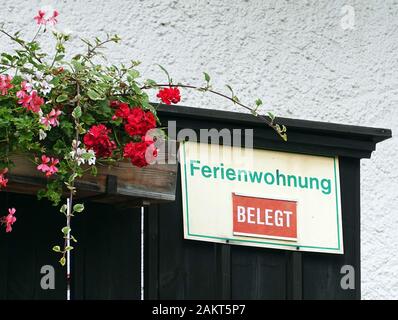 04 settembre 2019, il Land della Baviera, Schönau: un segno "appartamento occupato' appeso sul balcone di una pensione o di una rendita. Foto: Soeren Stache/dpa-Zentralbild/ZB Foto Stock