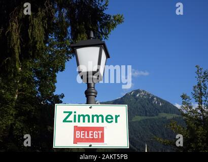 04 settembre 2019, il Land della Baviera, Schönau: un segno "Camera occupata' appeso sulla lanterna di fronte di una pensione o di una rendita. Foto: Soeren Stache/dpa-Zentralbild/ZB Foto Stock