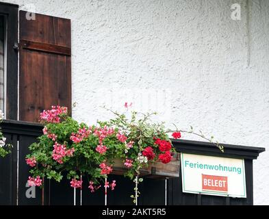 04 settembre 2019, il Land della Baviera, Schönau: un segno "appartamento occupato' appeso sul balcone di una pensione o di una rendita. Foto: Soeren Stache/dpa-Zentralbild/ZB Foto Stock