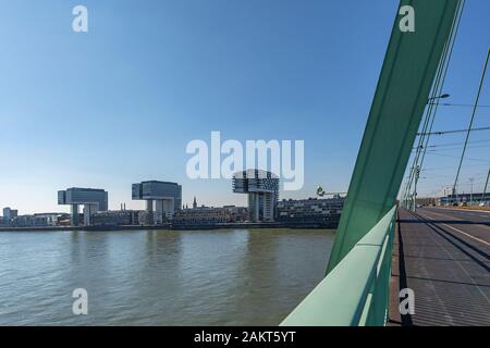 Colonia - Vista Da Severins-Bridge A Crane-Houses, Renania Settentrionale-Vestfalia, Germania, Colonia, 23.02.2018 Foto Stock