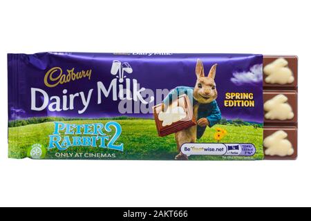 Cadbury Dairy Milk Spring Edition Peter Coniglio di cioccolato 2 bar aperto per mostrare contenuto isolato su sfondo bianco Foto Stock