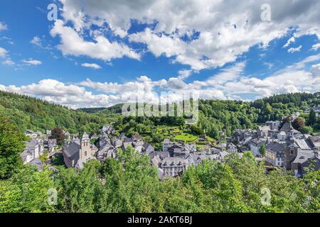 Monschau - Vista Panoramica Dalle Antiche Rovine Del Castello Al Villaggio Di Monschau, Renania Settentrionale-Vestfalia, Germania, Monschau, 03.08.2017 Foto Stock