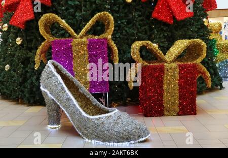 Vilnius, LITUANIA - 05 GENNAIO 2020: Abete di Natale con souvenir illumina un regalo in Panorama ipermercato. Panorama è il più grande shopping p Foto Stock