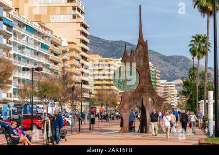 26th Dicembre 2019 - Fuengirola, Spagna. Scultura in bronzo della vecchia moneta spagnola Peseta sul lungomare di Fuengirola situato in Costa del Sol Foto Stock