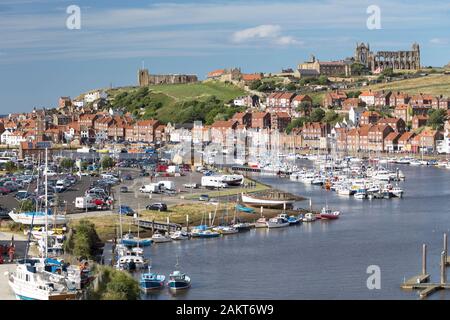 Vista dal ponte A171 lungo il porto di Whitby verso le rovine dell'abbazia. Foto Stock