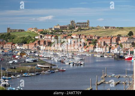 Vista dal ponte A171 lungo il porto di Whitby verso le rovine dell'abbazia. Foto Stock