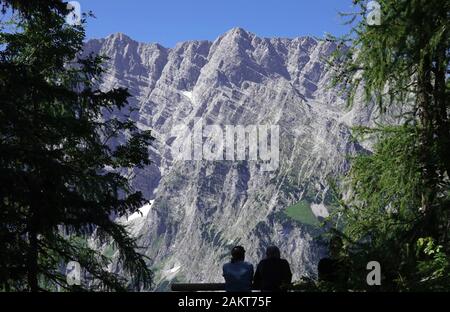 04 settembre 2019, il Land della Baviera, Schönau: Dal Feuerpalfen vantage point, gli escursionisti possono visualizzare la ripida parete est del Watzmann. Foto: Soeren Stache/dpa-Zentralbild/ZB Foto Stock