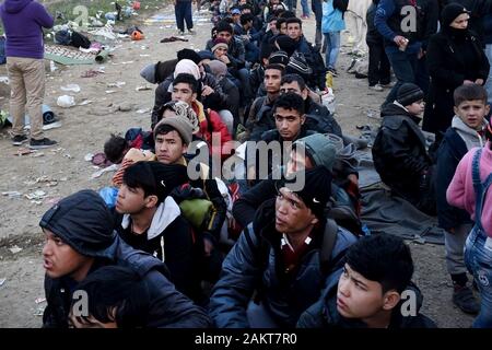 I rifugiati di attendere per passare il greco confine macedone all'interno dell'improvvisato campo profughi di Idomeni nel nord della Grecia. Foto Stock