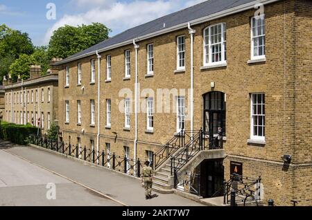 Sandhurst, Berkshire, Regno Unito - 16 Giugno 2019: Un allievo ufficiale al di fuori della caserma per Slim è un'azienda a Sandhurst Accademia Militare del Berkshire. Il col Foto Stock