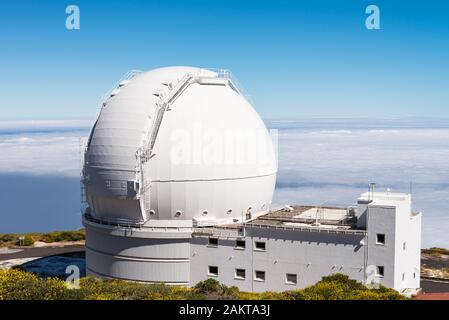 L'imponente telescopio William Herschel presso l'Osservatorio Roque de los Muchachos sull'isola di la Palma, Isole Canarie. Foto Stock