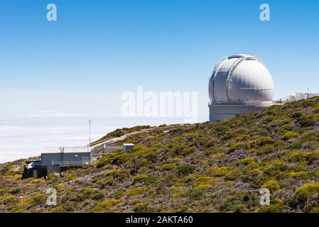 L'imponente telescopio William Herschel presso l'Osservatorio Roque de los Muchachos sull'isola di la Palma, Isole Canarie. Foto Stock