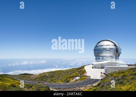 L'imponente Gran Telescopio Canarias presso l'Osservatorio Roque de los Muchachos sull'isola di la Palma, Isole Canay. Foto Stock