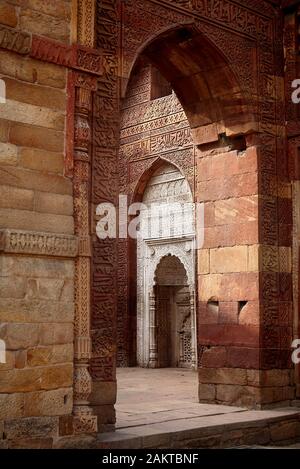 Archi scolpiti e porta del sepolcro al Qutub Minar complesso in New Delhi, India Foto Stock