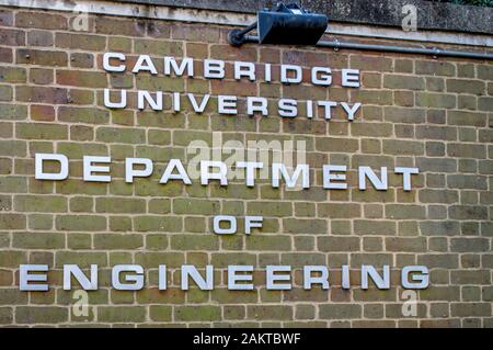 Cambridge, Cambridgeshire / Regno Unito - 23 Oct, 2016 : un testo che legge Cambridge University, Dipartimento di Ingegneria al gate, Cambridge, uni Foto Stock