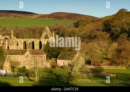 Scenic vista rurale di antica e pittoresca priorato monastico rovine, storico Old Rectory & soleggiato fells - Bolton Abbey, Yorkshire Dales, Inghilterra, Regno Unito. Foto Stock