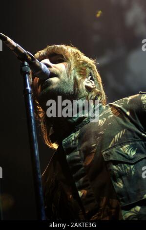 Milano Italia 22/11/02 , concerto dal vivo delle oasi al Forum Assago : Il cantante Liam Gallagher durante il concerto Foto Stock