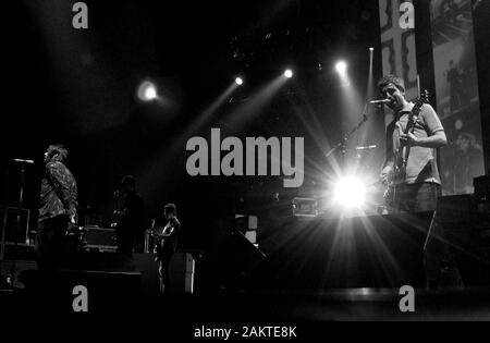 Milano Italia 22/11/02 , concerto dal vivo delle oasi al Forum Assago : i fratelli Gallagher durante il concerto Foto Stock