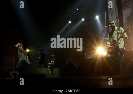 Milano Italia 22/11/02 , concerto dal vivo delle oasi al Forum Assago : i fratelli Gallagher durante il concerto Foto Stock