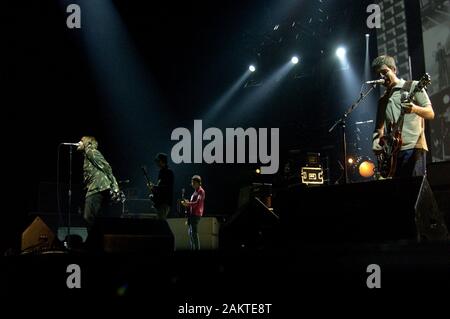 Milano Italia 22/11/02 , concerto dal vivo delle oasi al Forum Assago : i fratelli Gallagher durante il concerto Foto Stock