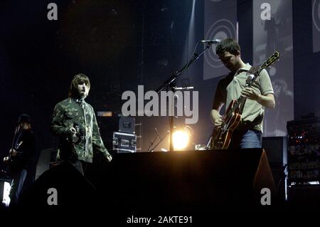 Milano Italia 22/11/02 , concerto dal vivo delle oasi al Forum Assago : i fratelli Gallagher durante il concerto Foto Stock