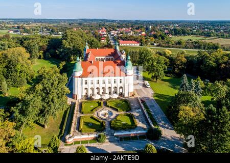 Castello rinascimentale, palazzo e parco a Baranow Sandomierski in Polonia, spesso chiamato "Little Wawel". Vista aerea. Foto Stock